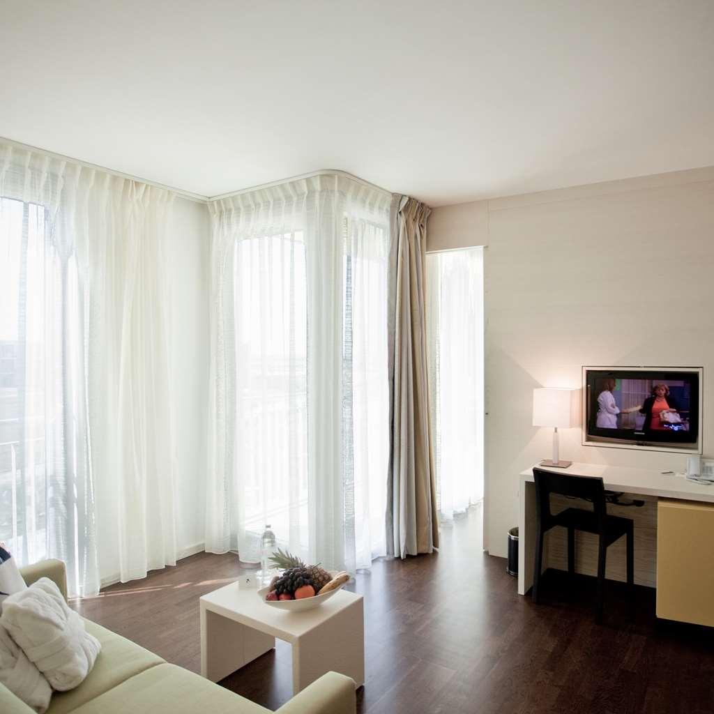 Falkensteiner Family Hotel Diadora Petrcane Quarto foto A typical room at the hotel