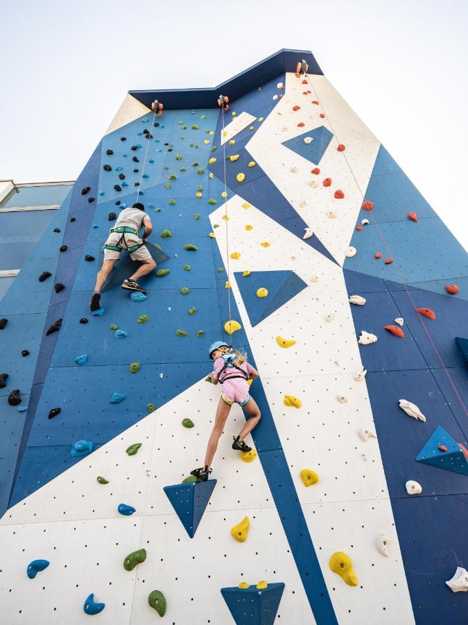 Falkensteiner Family Hotel Diadora Petrcane Exterior foto Climbing wall