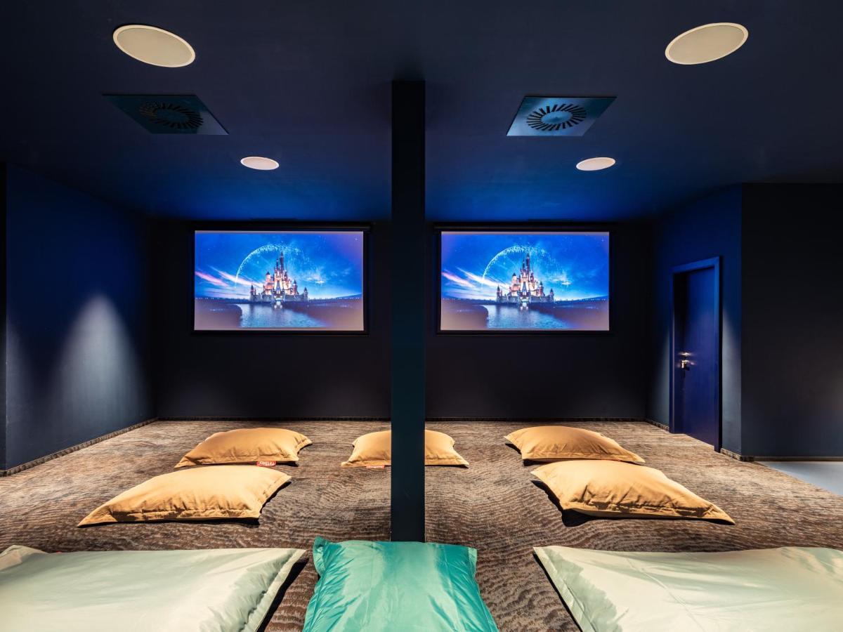 Falkensteiner Family Hotel Diadora Petrcane Exterior foto A home theater with a projector