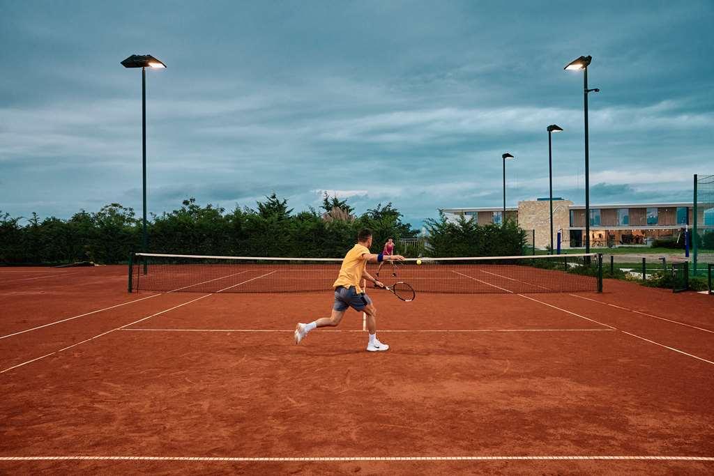 Falkensteiner Family Hotel Diadora Petrcane Facilidades foto Tennis player on a clay court